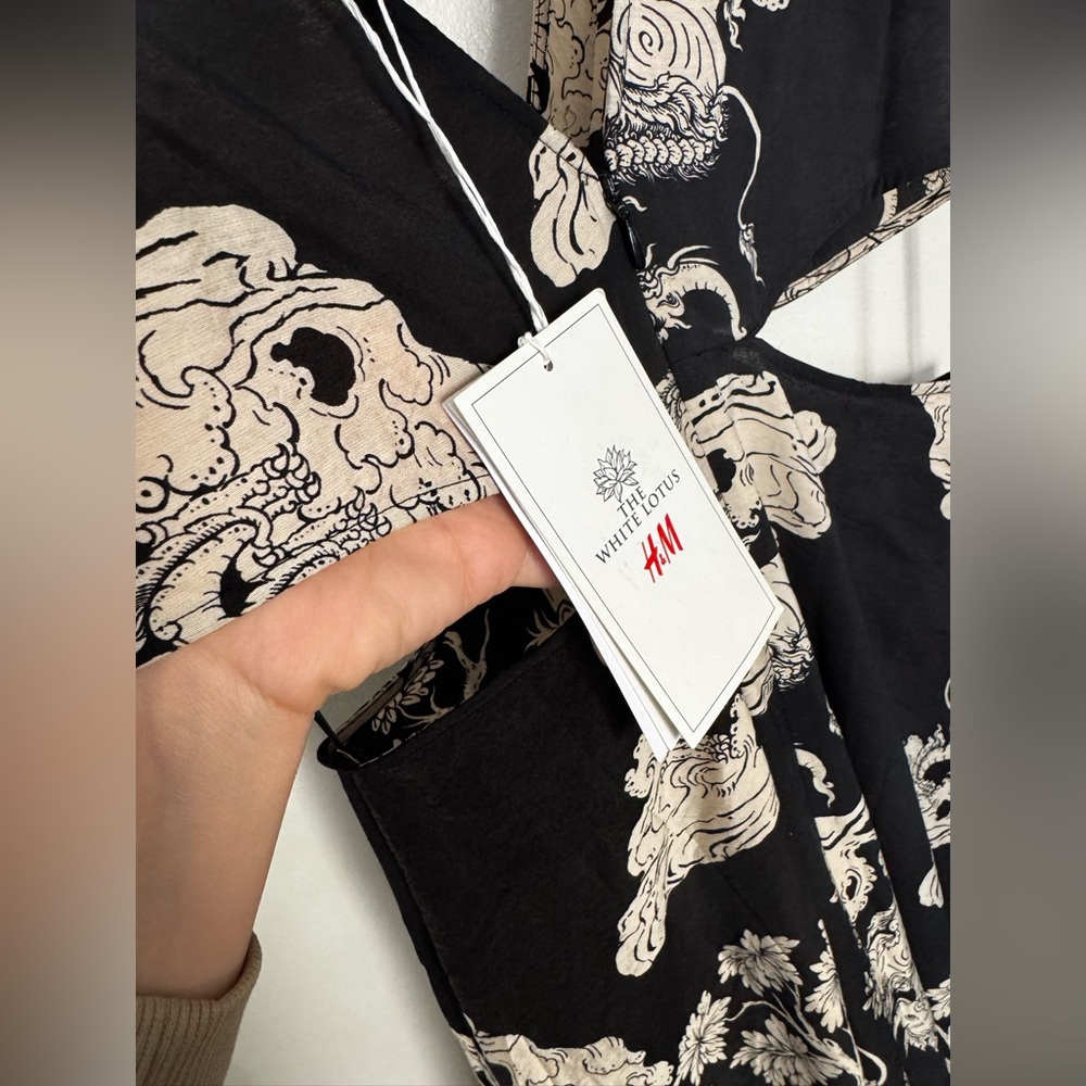 H&M White Lotus Black/White
Twist-detail patterned dress - Picture 10 of 11